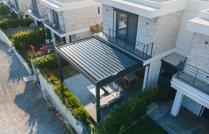 pergola w małym ogródku w zabudowie szeregowej domków