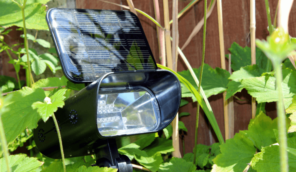 Zbliżenie na budowę lampy solarnej