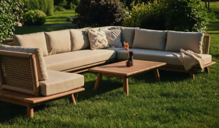 Narożnik MIYA DINING + fotel Light Grey na zielonym podwórku o zachodzie słońca