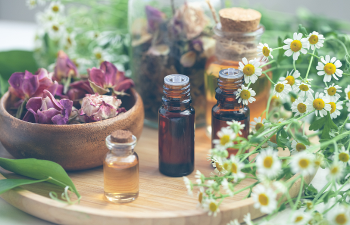 Asortyment organicznych olejków eterycznych. Naturalny nawilżający zabieg na ciało i twarz. Ekstrakt z róży i rumianku dla zdrowej młodej skóry. Relaks, aromaterapia, salon spa.